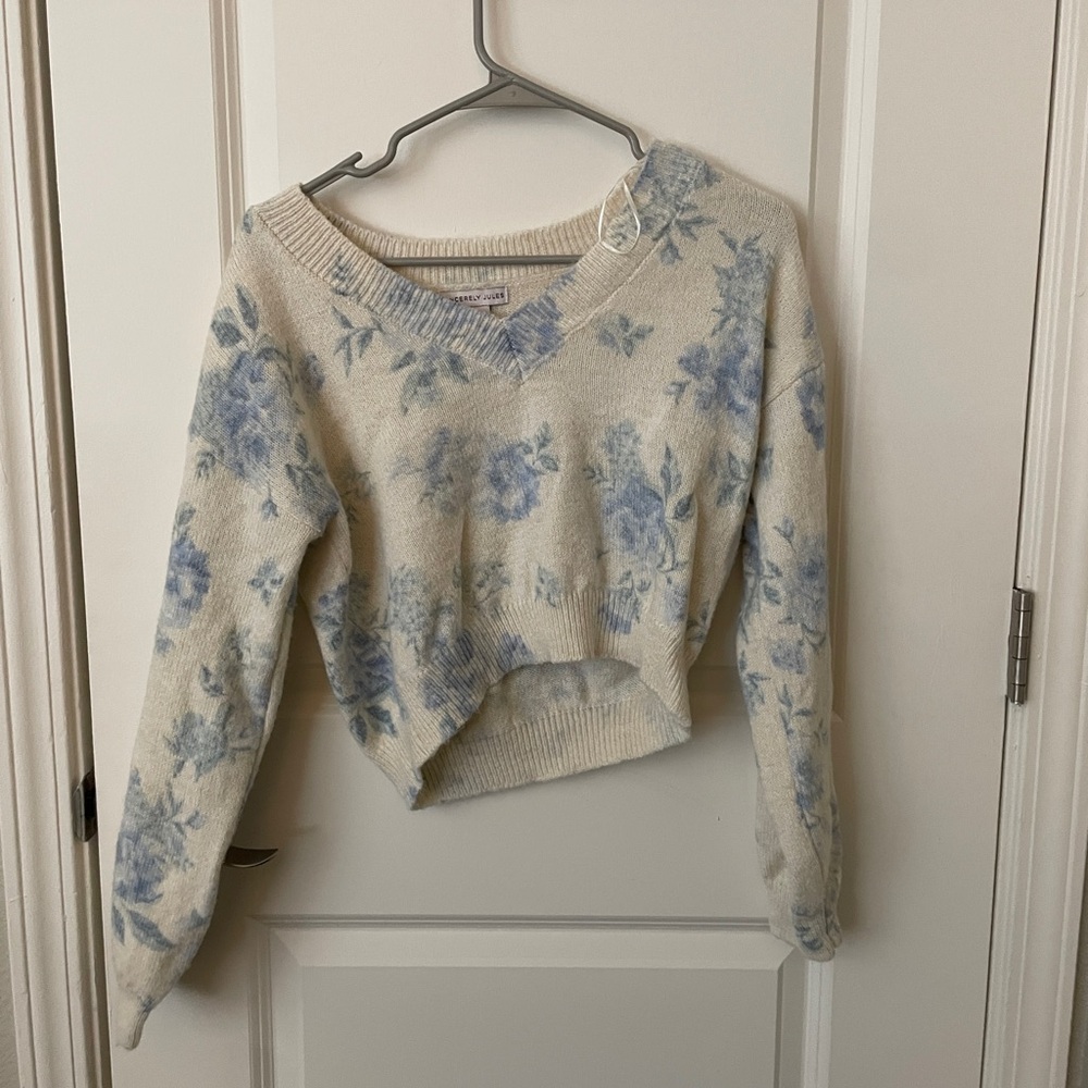 Floral V-Neck Cropped Sweater - Blue on Cream